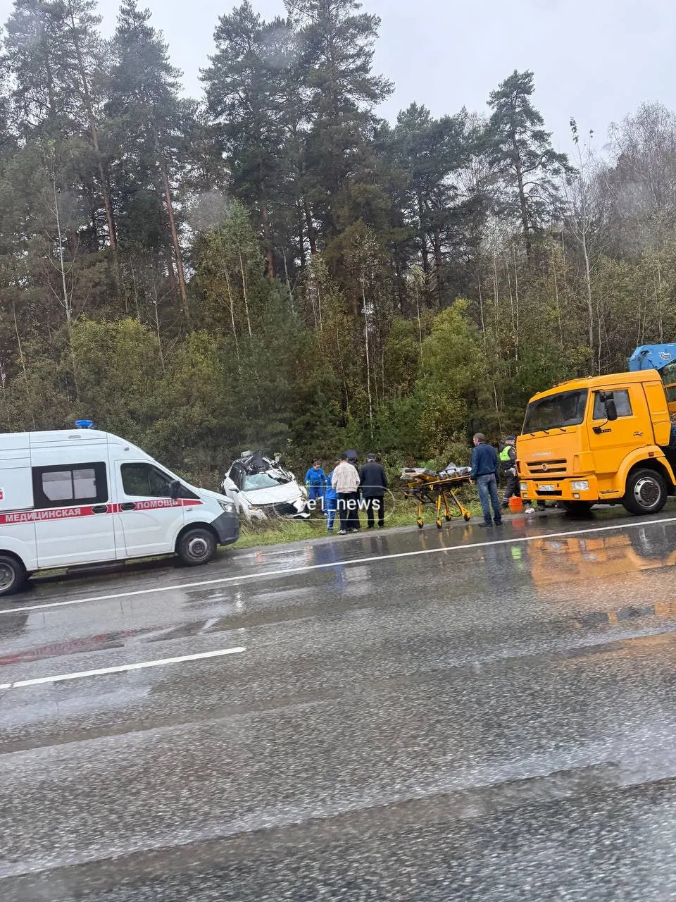 На Серовском тракте рядом с Пышмой автомобиль съехал в кювет. Обстоятельства ДТП уточняются.