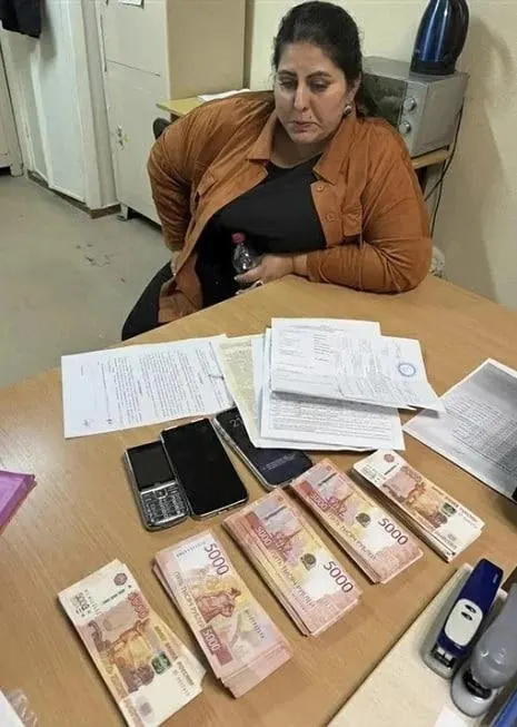 В Екатеринбурге и Омске раскрыта схема, в рамках которой безработных мужчин убеждают подписать контракт на мобилизацию, женят на женщине и заставляют отдавать банковские карты; если муж погибает, требуют гробовую выплату в размере 10 миллионов рублей.