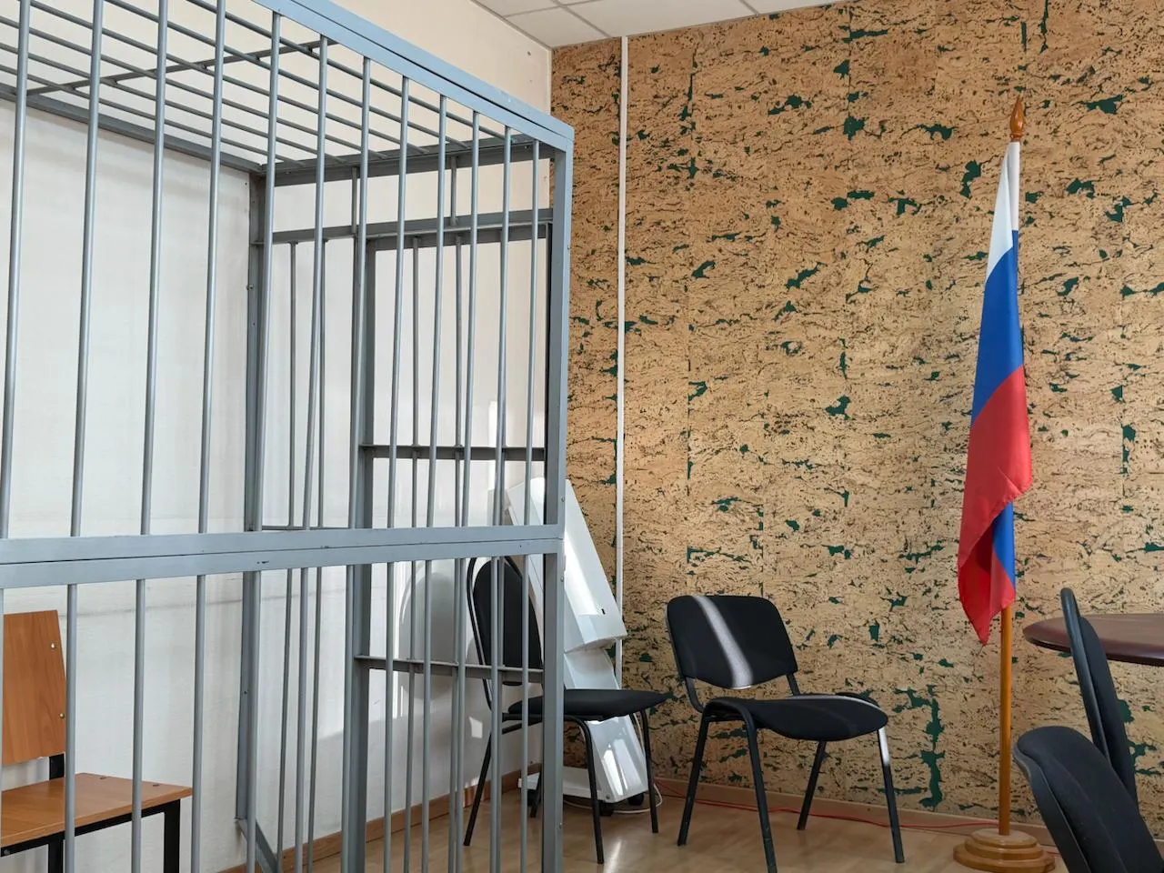 В Екатеринбурге кандидатка от партии «Яблоко» получила штраф за публикацию изображения пентаграммы; заседание прошло без её присутствия, задержаны ещё двое кандидатов.