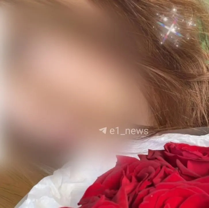 16-летняя Соня попала под приближающийся трамвай на остановке; у нее черепно‑мозговая травма, раздроблен таз и переломы рук.
