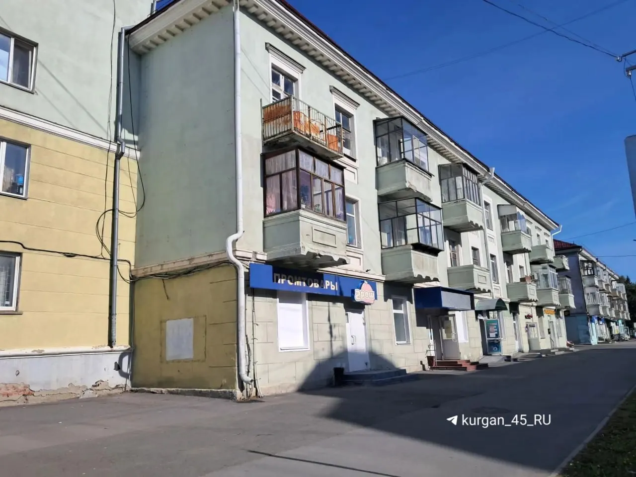 Жильцы сообщают о затоплении магазина и квартирами из-за засора в общем стояке. Управляющие компании меняются, аварийные службы обещают устранение проблемы.