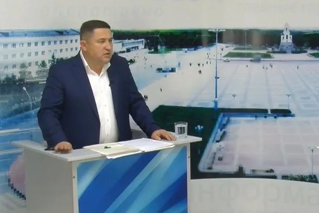 ФСБ с силовой поддержкой СОБРа пришли к бывшему начальнику городского Управления ГИБДД в Каменске-Уральском; дома проходят обыски, подробности о подозрениях пока не разглашаются.