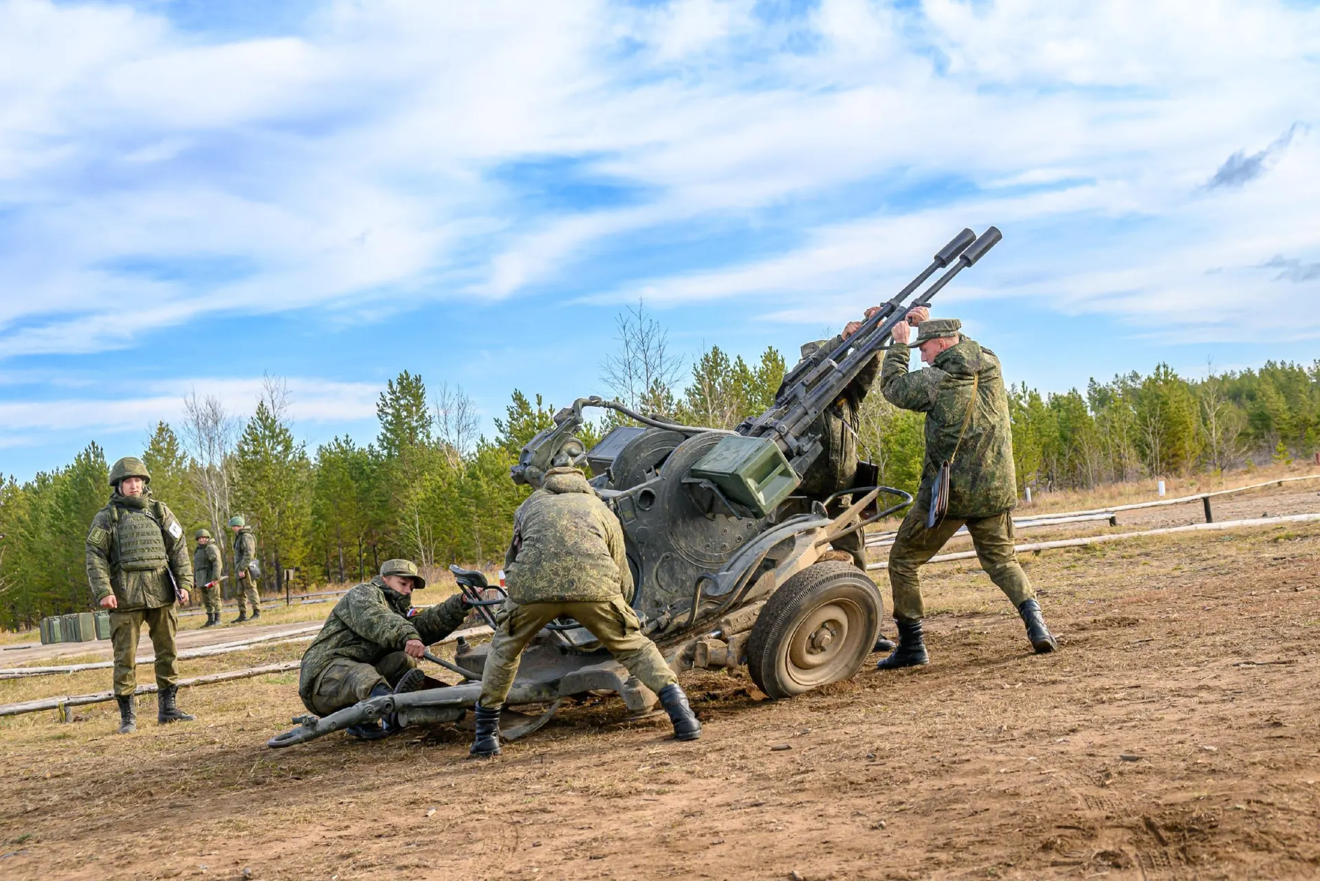 Численность военнослужащих вырастет на 15,5 тысячи.