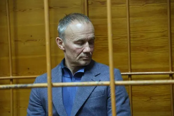 Появились новые эпизоды: по данным следствия, обвиняемый мог получить сумму за подключение электричества к базе отдыха бывшей жены, а также участие в покровительстве; фигуранты дела заключили досудебные соглашения, обвиняемый отвергает вину.