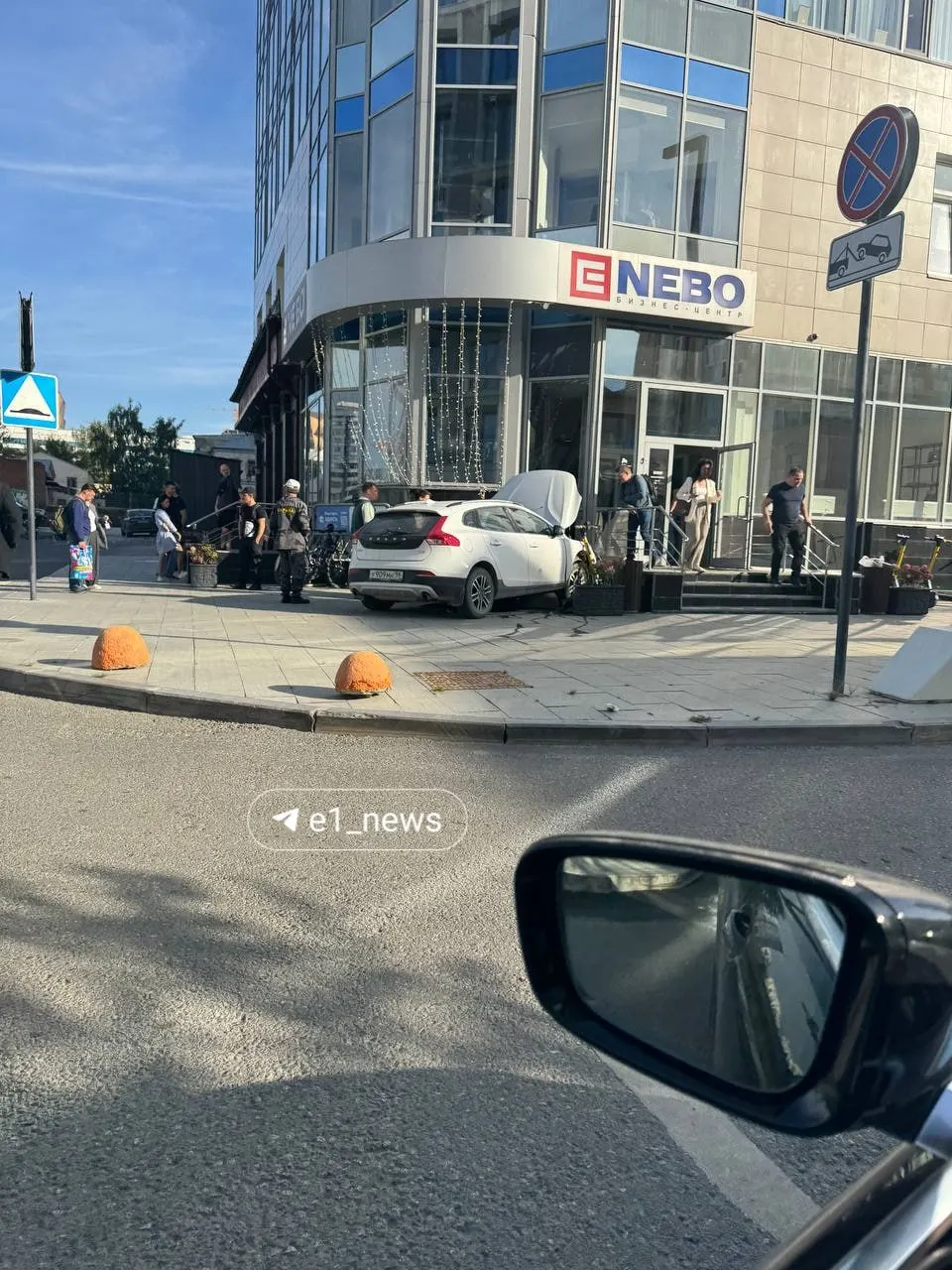 В центре Екатеринбурга Volvo врезался в здание бизнес-центра NEBO; пострадавшие пока неизвестны.