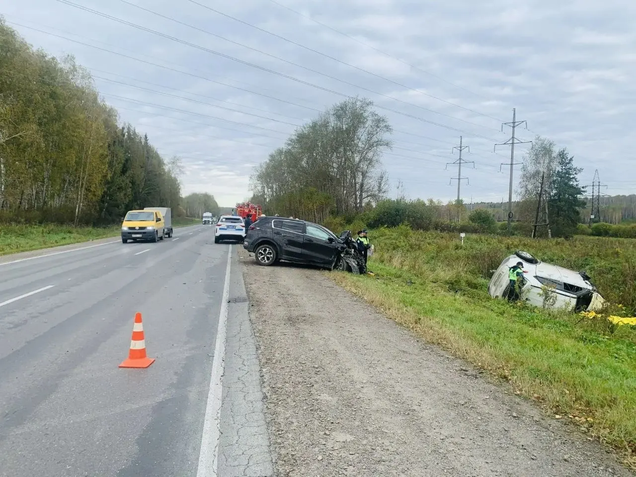 59-летний водитель Hyundai выехал на встречную полосу возле села Большебрусянское и столкнулся с Fiat, затем с Kia. Водитель Hyundai погиб на месте; пострадавших в Fiat нет.