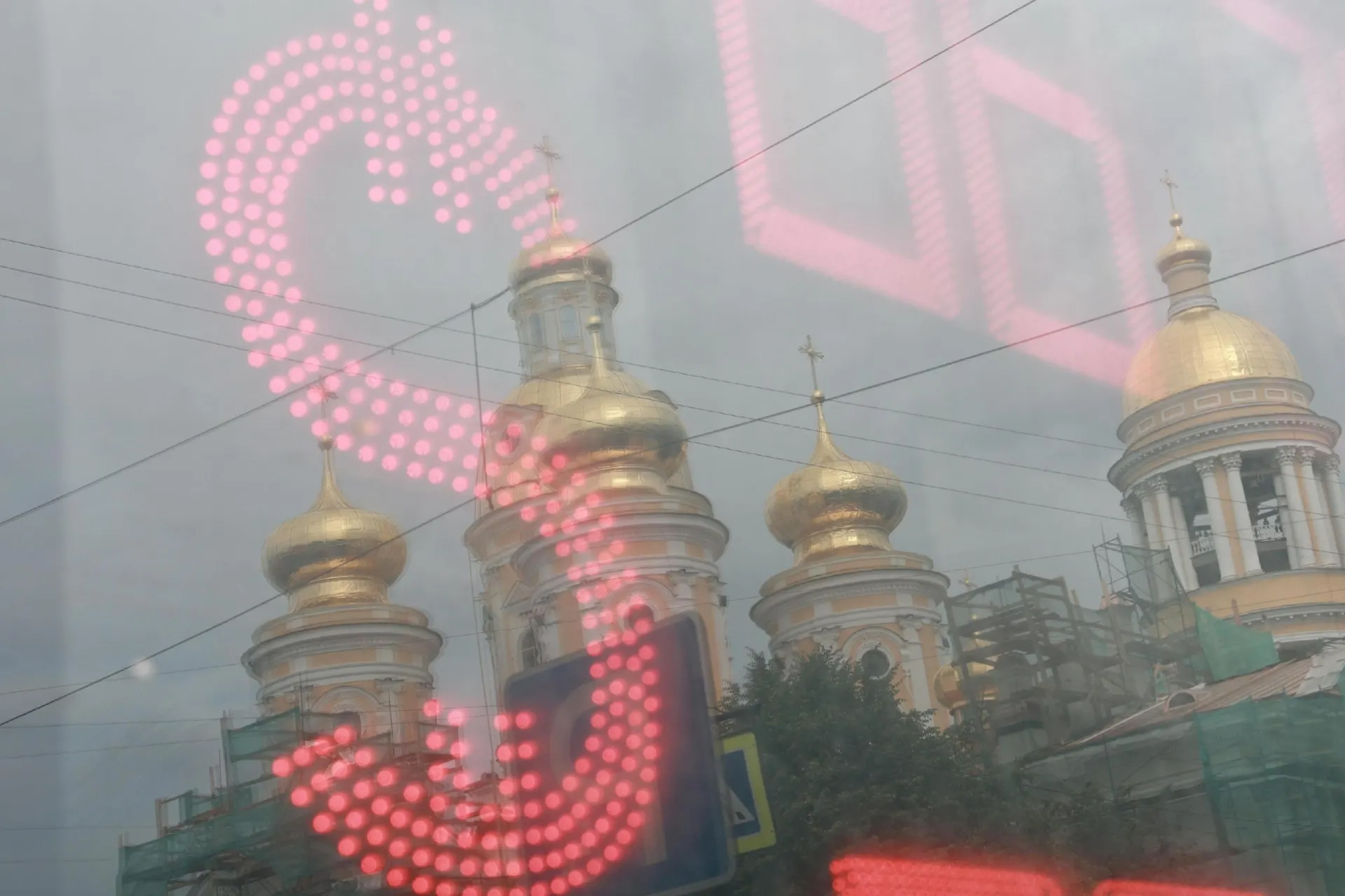 За лето рубль ослаб к доллару примерно на 25%. Эксперты анализируют причины и возможные сценарии дальнейшего движения рынка.