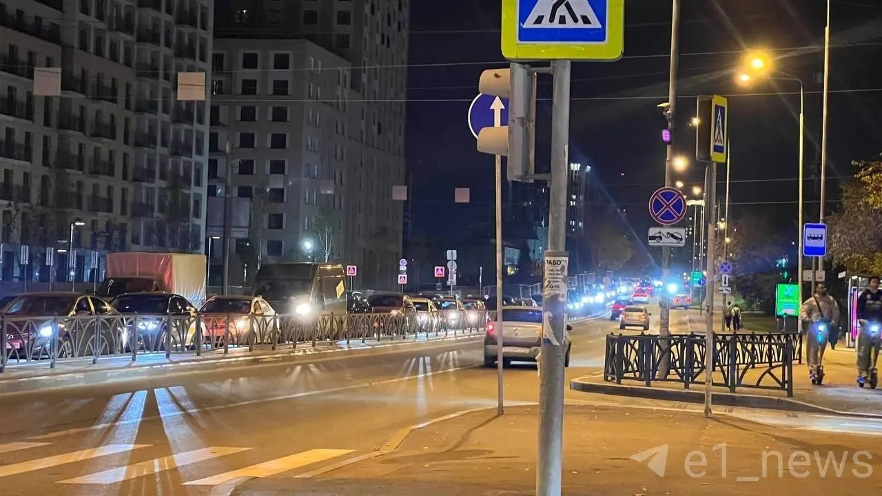 На перекрёстке Амундсена, Московской и Щорса образовалась плотная пробка из-за отключённого светофора; движение регулирует сотрудник, рекомендуется объезд.