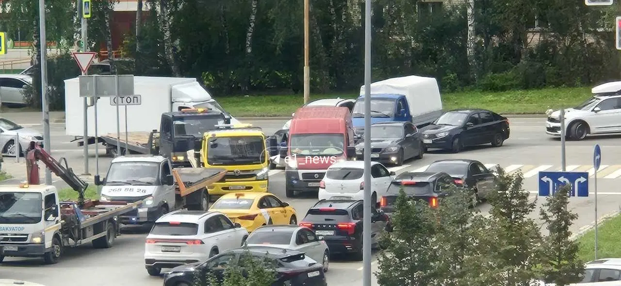 Жители соседних домов жалуются на нехватку парковочных мест и частые эвакуации автомобилей из-за ограничений и дорогих платных стоянок.