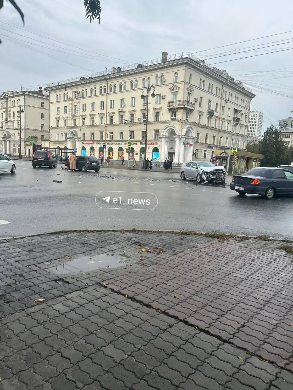 На перекрестке Азина-Свердлова произошла авария; на месте работают экстренные службы. Очевидцы просят сообщать дополнительную информацию.