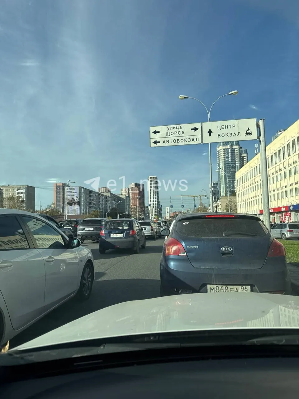 По городу зафиксированы массовые заторы: читатели сообщают о длительных задержках на въезде и перекрытии дорог колонной мотоциклистов.