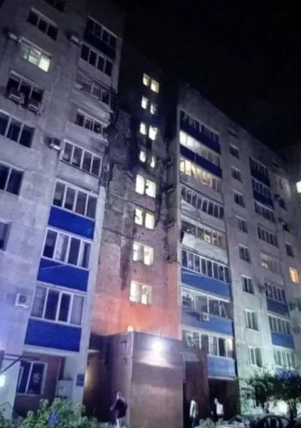 За ночь над регионами России сбиты 516 БПЛА. Зафиксированы повреждения в порту Усть-Луга и жилом доме в Новокуйбышевске; участились тревоги по Ленобласти, Самарской и Белгородской областям, а также сообщения о боях на Украине.