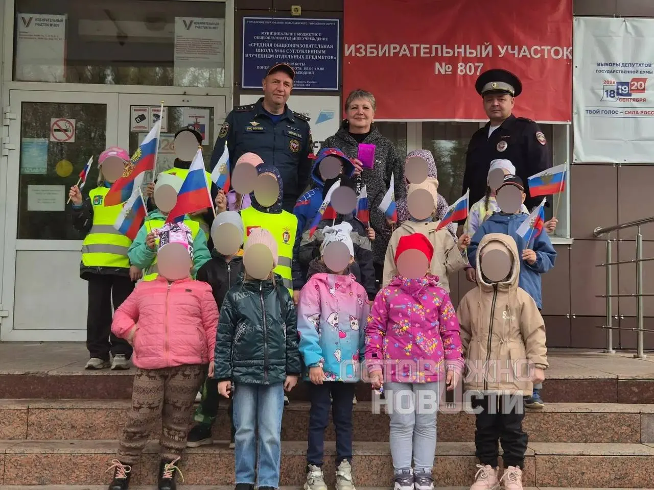 Сообщения из разных регионов показывают, что детские сады организуют экскурсии на участки и проводят «голосования» в рамках игровых сценариев, включая роли комиссии и наблюдателей.