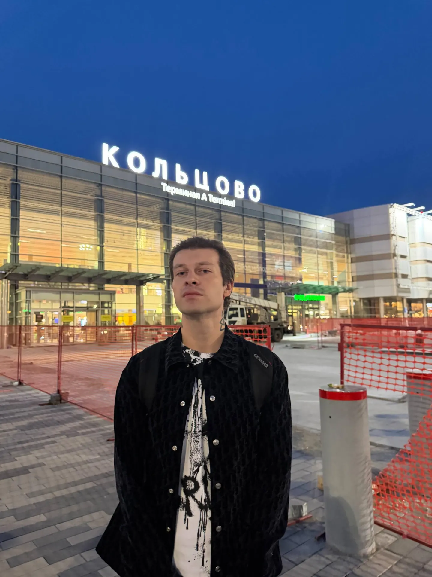 GSPD вернулся в Екатеринбург; артист поделился новым снимком на фоне аэропорта Кольцово, и обещает жаркий осенний рейв на Урале.