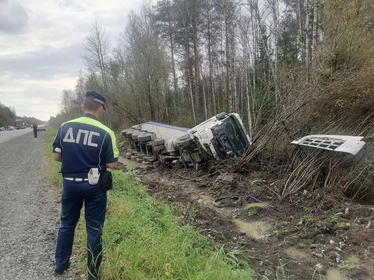 Из-за аварии частично перекрыт Серовский тракт; на месте работают медики и дорожные службы.