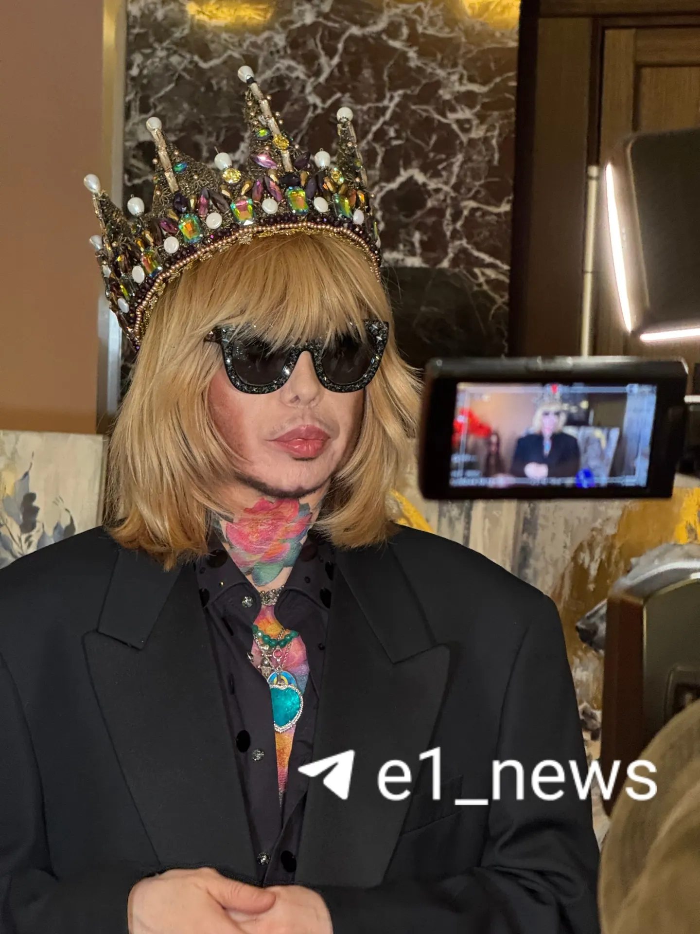 На фестивале в Культурном центре «Урал» собрались дизайнеры со всей страны; главным событием стал выход на сцену Сергея Зверева, а организаторы подчеркнули поддержку отечественной индустрии моды.