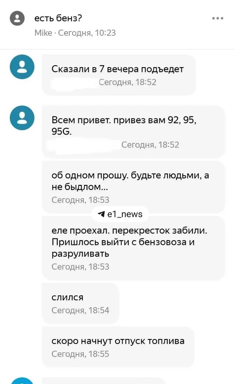 Очевидец рассказал о поступке водителя: грузовик застрял в заторе, но водитель смог освободить перекрёсток и позже уведомил о возобновлении движения.