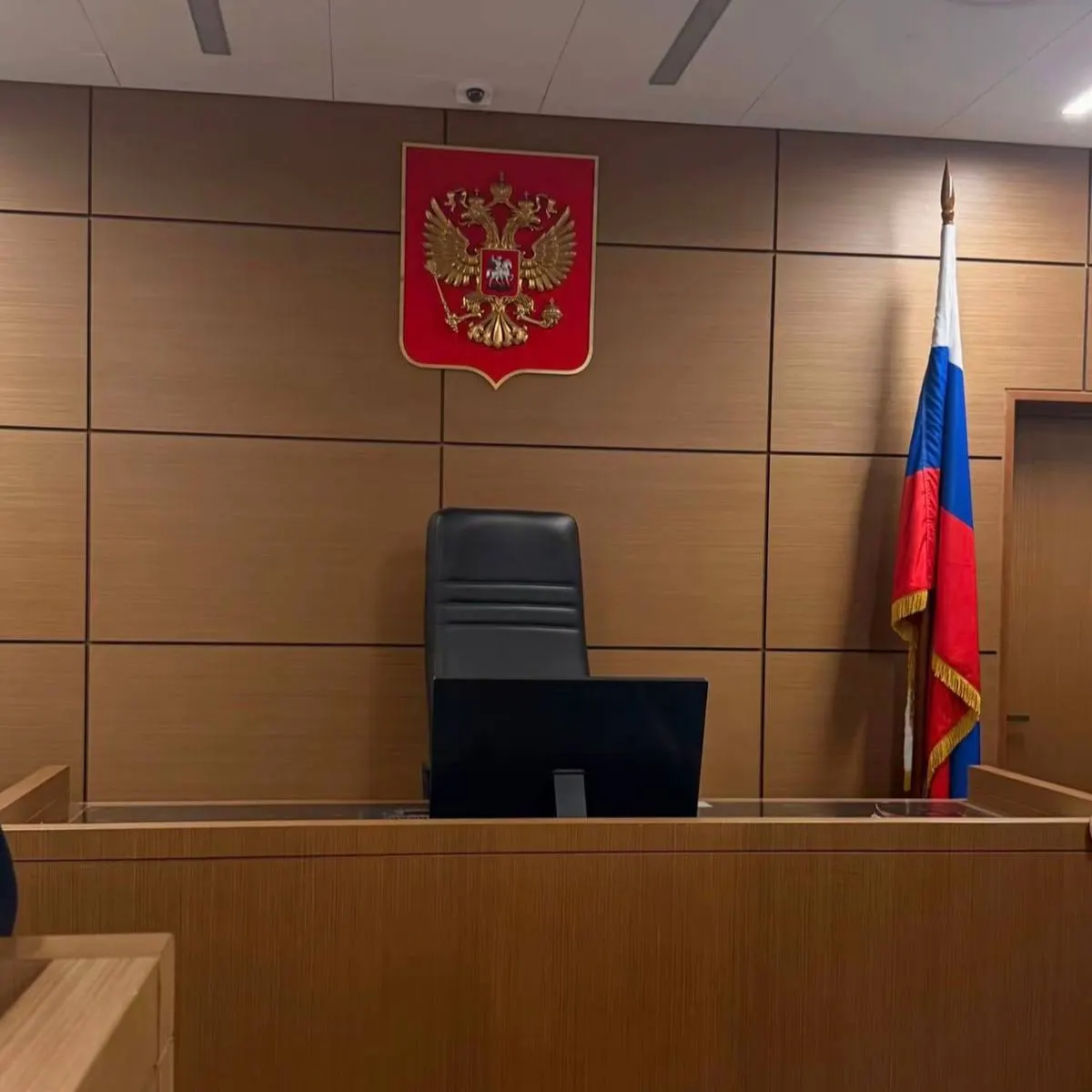 В Верх-Исетском районном суде Екатеринбурга Никита Жолудь признан виновным в публичной демонстрации запрещённой символики; суд назвал флаг символикой движения “Уральская Республика”, движение признано террористической организацией.