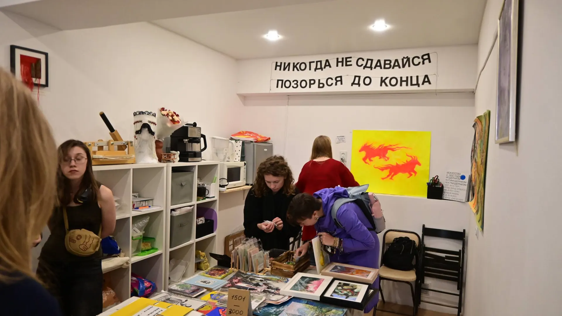 В городе открылся независимый центр современного искусства «ДК Мост» с арт‑ярмаркой и дебютной экспозицией уральских художников.