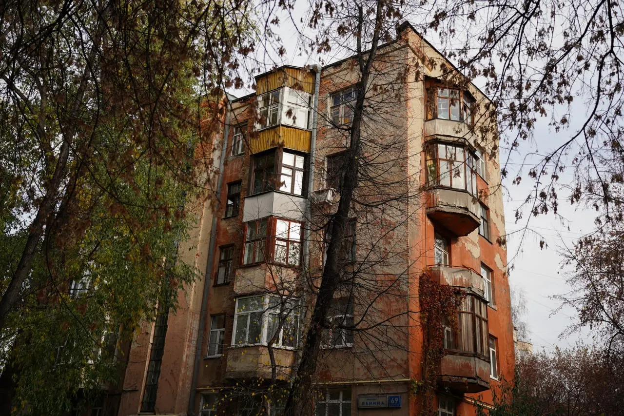 Из-за дефицита средств регионального бюджета памятник архитектуры Городок чекистов может остаться без ремонта: требуется 153,7 млн рублей, решение — поиск источников финансирования и возможное повышение взносов.