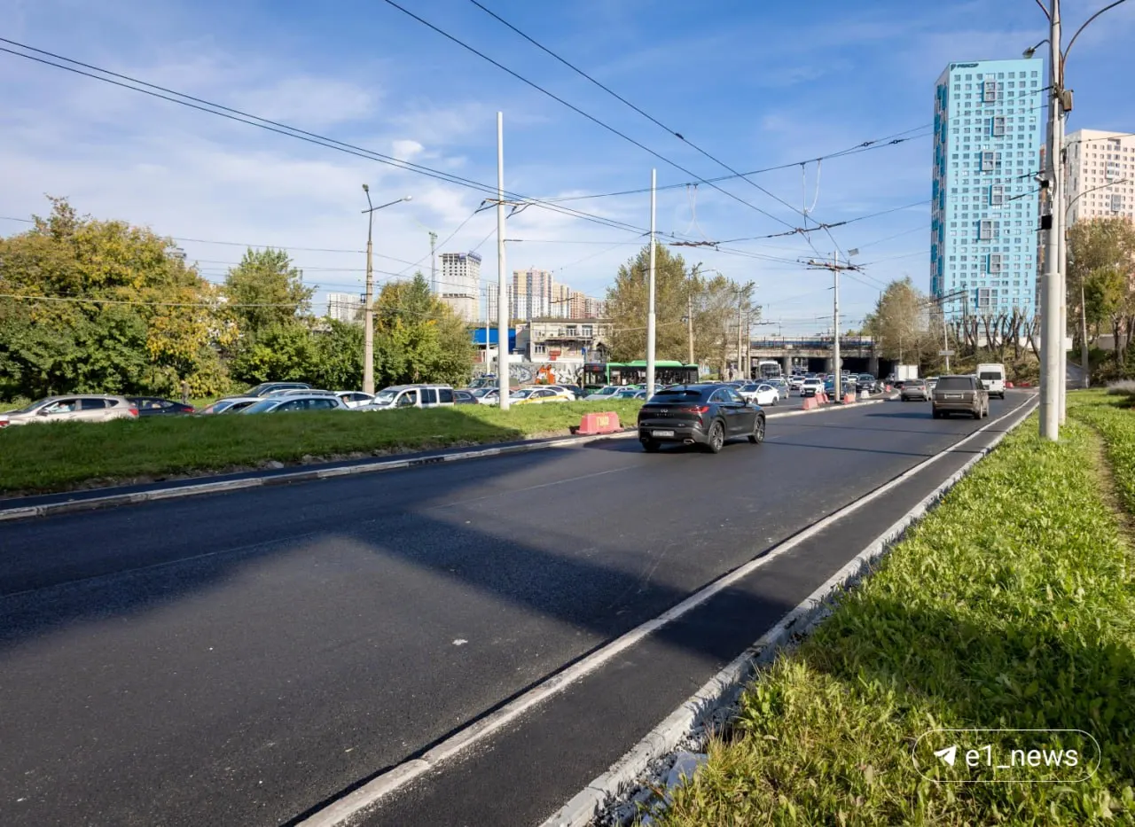 В Екатеринбурге завершён ремонт участка улицы Челюскинцев от Привокзальной площади до Восточной; обновлено дорожное покрытие и пешеходные зоны.