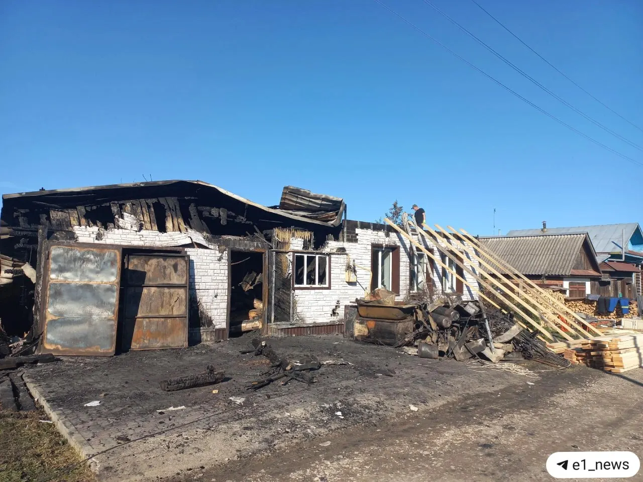 Пожар уничтожил крышу частного дома и дворовые постройки; пенсионеры возвращаются домой в Красноуфимск, соседи помогают, нужна поддержка на восстановление.
