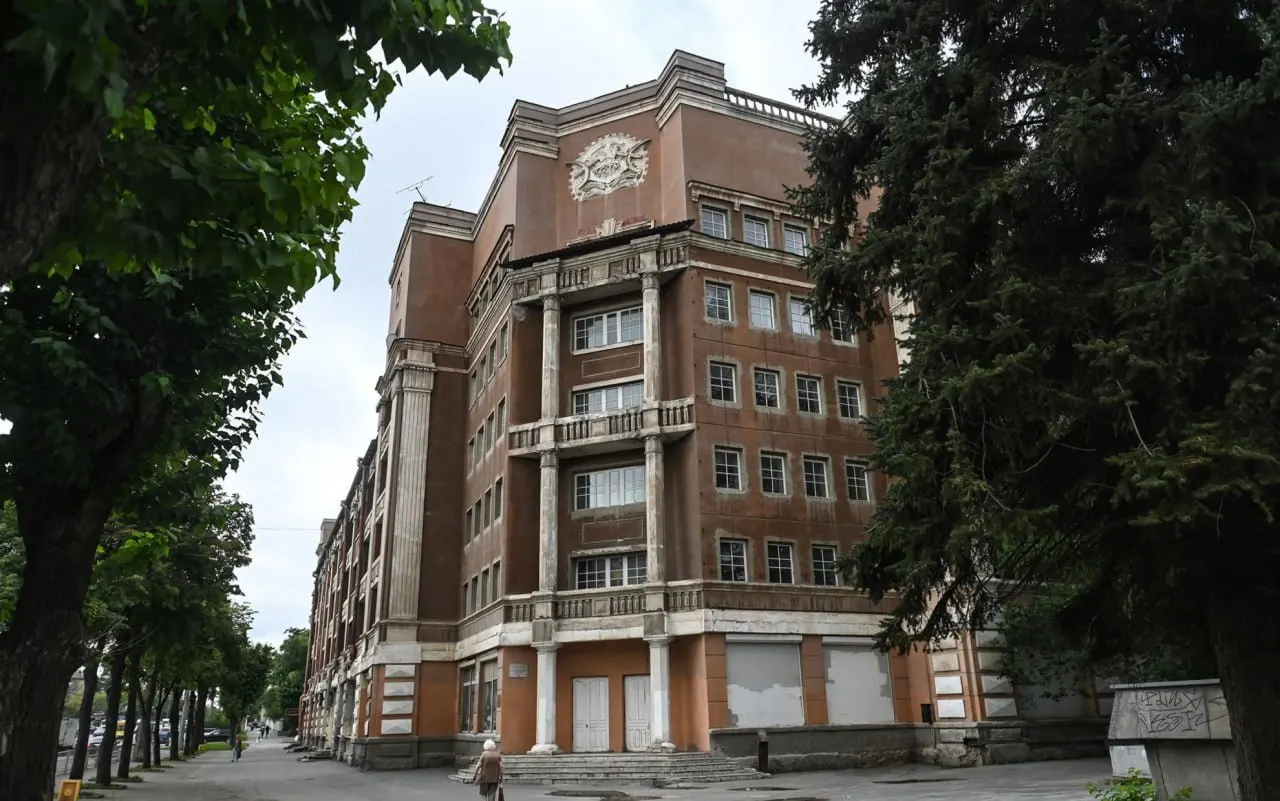 Заброшенное здание на Уралмаше выставляют на аукцион; покупатель получит объект площадью 9,2 тыс. кв. м и участок земли 0,73 га.