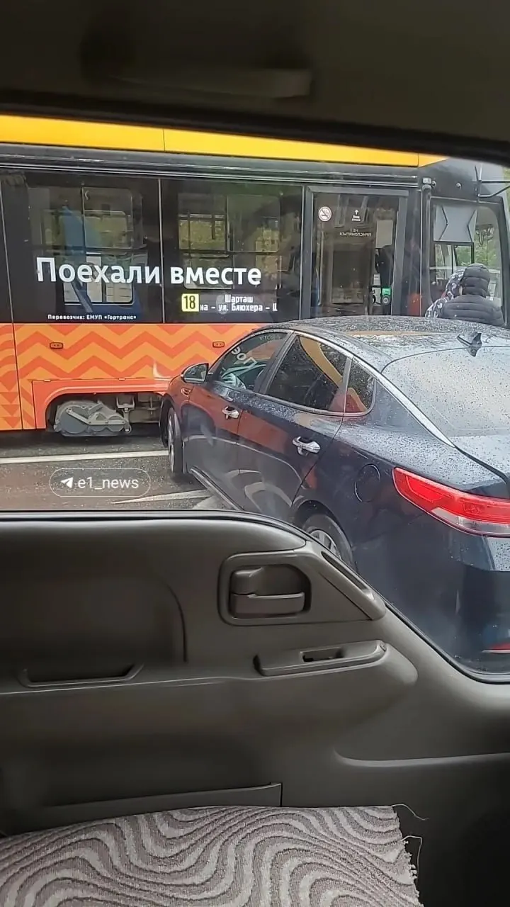 Из-за аварии с легковым автомобилем затронуты маршруты трамваев 4, 12, 18 и 23; на участке образовалась пробка.