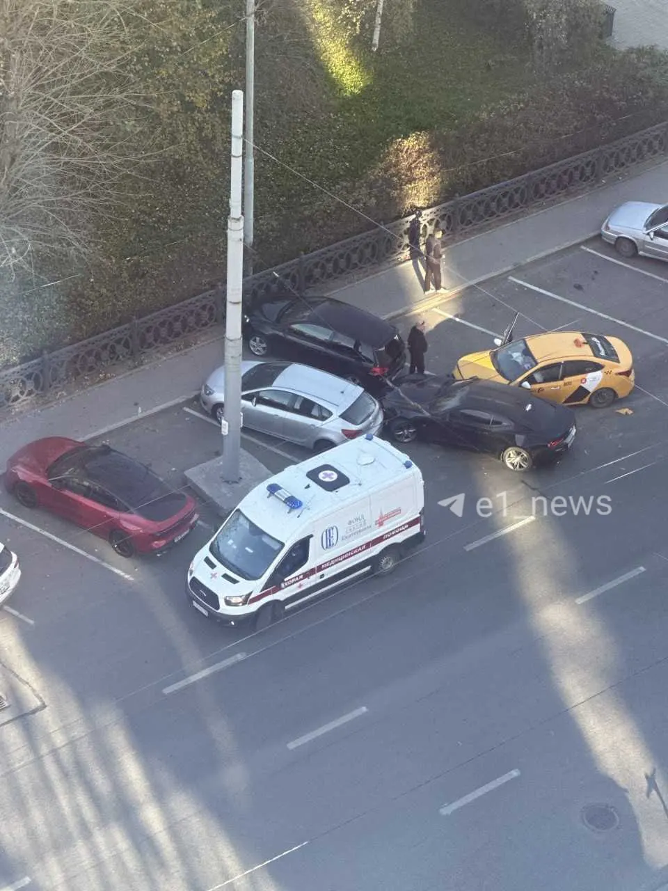 На улице Белинского в Екатеринбурге произошло ДТП с участием Chevrolet Camaro; на месте работают медики, обстоятельства выясняются.