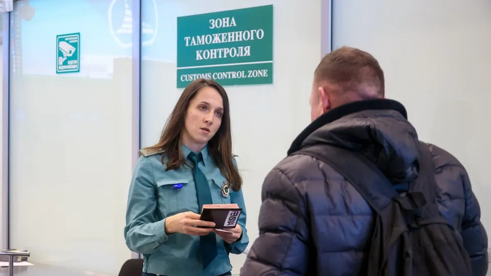 Ограничения касаются вывоза физического золота и наличной валюты: запрет на вывоз более 100 граммов золота в слитках и наличности на сумму, эквивалентную 10 тыс. долларам, а также усиление контроля за происхождением денежных средств.