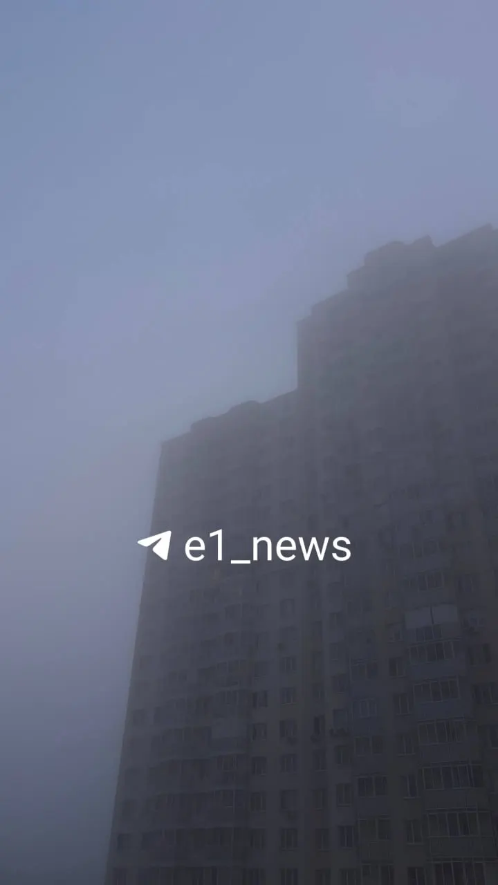 Рано утром над городом появился плотный туман. Горожане делятся впечатлениями и фото.