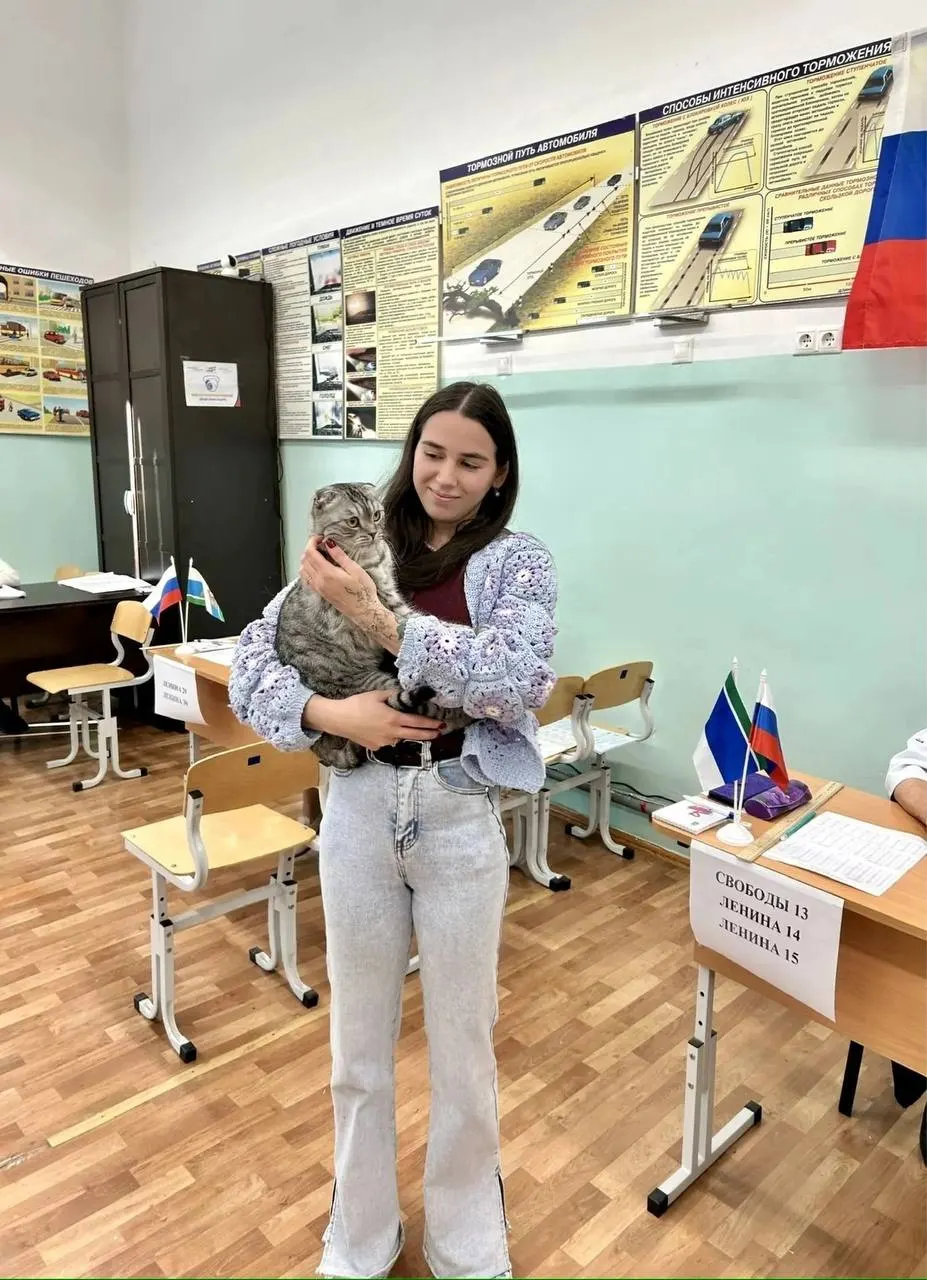 Уральцы идут на участки голосовать вместе с питомцами; Свердловская область публикует новые кадры голосования и призывает делиться фото.