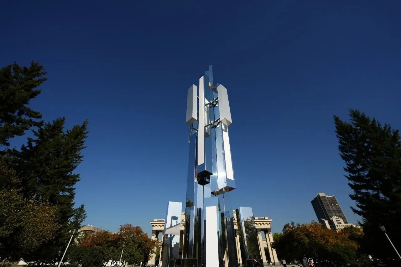 Сети 5G запущены в Москве, Санкт-Петербурге, Новосибирске, Екатеринбурге и Уфе; развёртывание продолжится по стране.