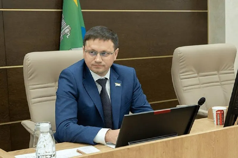 В Екатеринбурге задержан кандидат Алексе́й Холодарёв от партии Яблоко; в рамках той же истории задержаны и другие кандидаты за демонстрацию запрещенной символики.