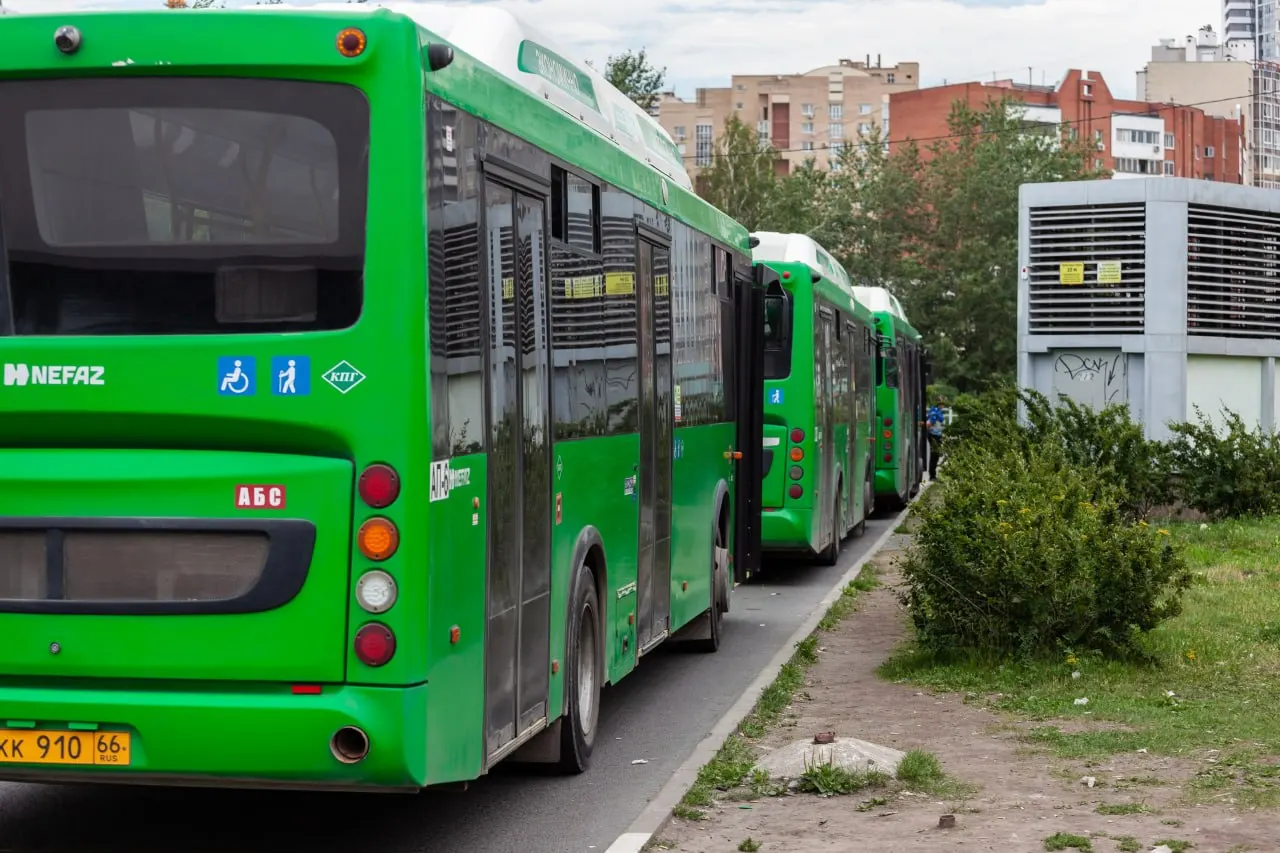 Заявка была подана лишь одной компанией, и контракт на аренду 50 автобусов стоимостью 1,4 млрд рублей признан несостоявшимся. Техника должна была быть российского происхождения или из стран ЕАЭС; поставки из других государств запрещены. Администрация города рассматривала лизинг на пять лет.