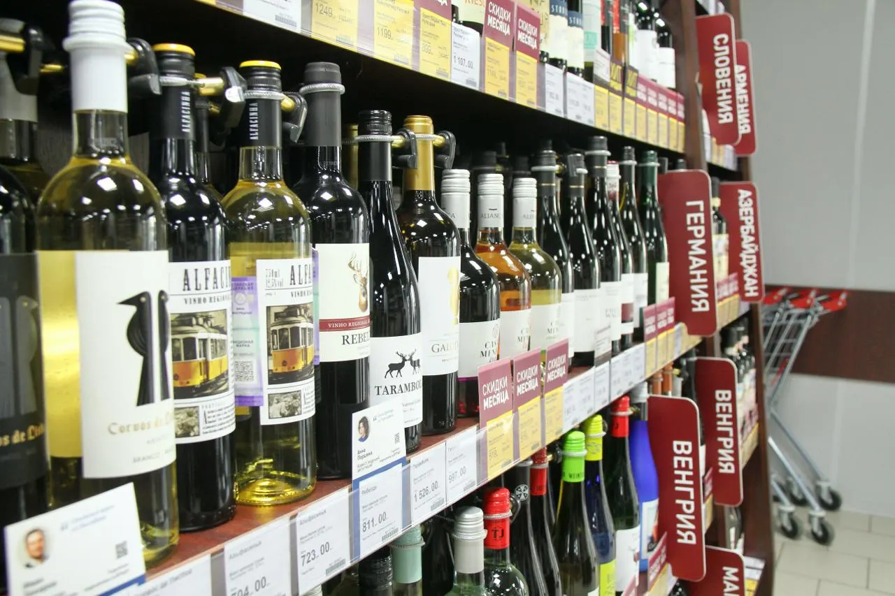 На 1 сентября в регионе ограничили продажу алкоголя: розничная торговля запрещена на весь день, а график продажи спиртного в обычные дни стал короче.