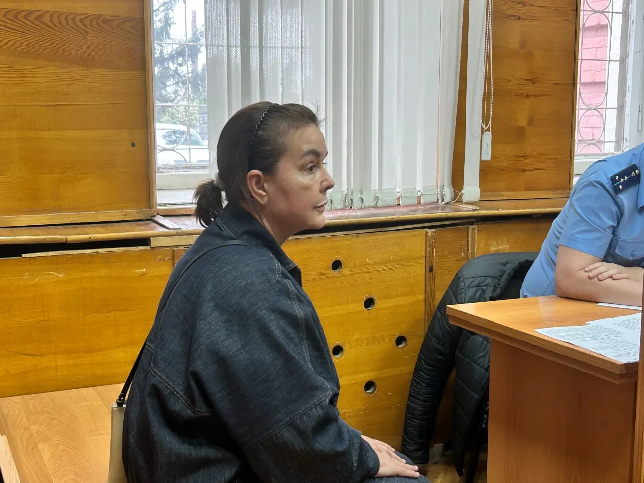 Бывшая председатель совета директоров, входившего в структуру облкоммунэнерго, заявила о травме позвоночника в СИЗО; суд ввёл ряд запретов, а следствие утверждает о выводе более 12 млрд рублей за рубеж.