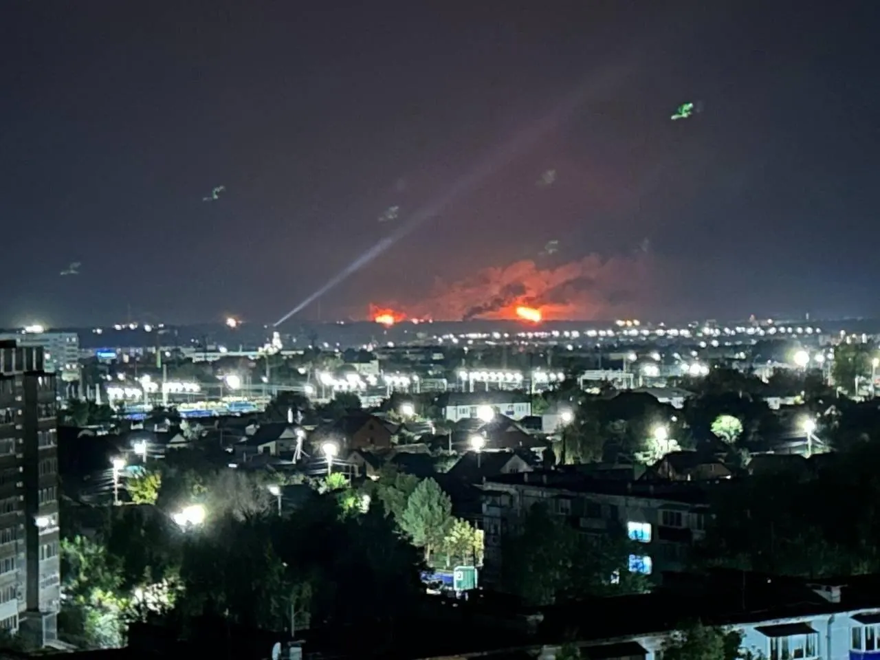 Пожары после падения обломков беспилотников в Курске, атаки дронов в Сызрани и Таганроге, арест активистов, расследование в отношении Noize MC, ожидания осенних распродаж и долги стран СНГ.