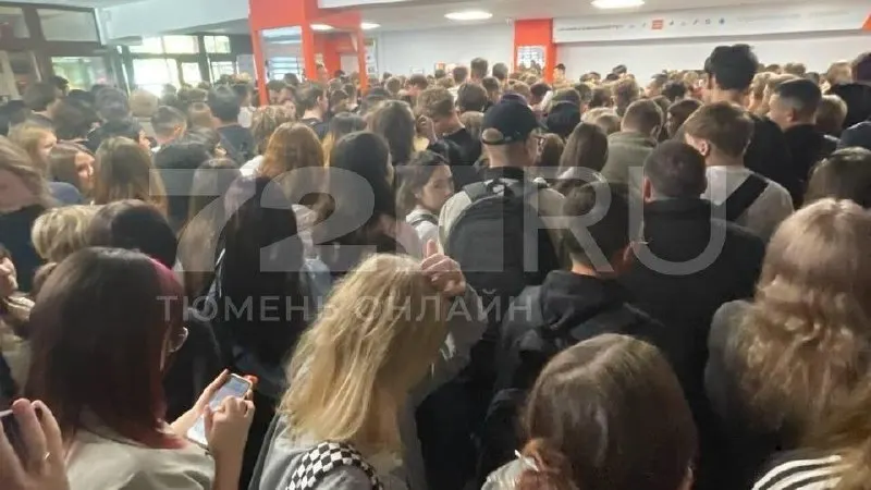 Очереди и нехватка мест в школах Екатеринбурга и соседних городов вызывают возмущение: учащихся переводят в дальние районы или предлагают обучение на дому. В статье рассматриваются проблемы подготовки инфраструктуры и требуются перемены в системе образования.