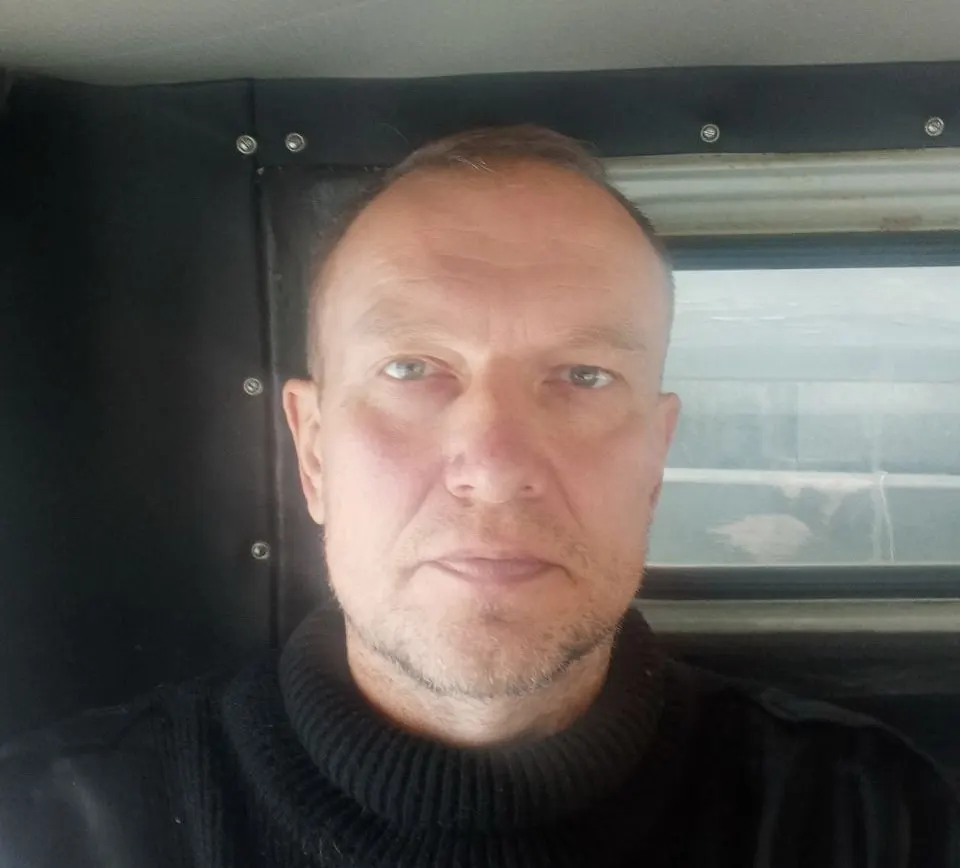 51-летний Олег Неприн обвиняется в участии в деятельности террористической организации и оправдании терроризма; он задержан и находится под стражей.