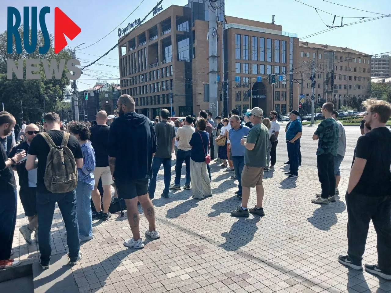 У посольства РФ в Ереване в полдень образовалась длинная очередь из избирателей; рядом проходит митинг около ста участников.