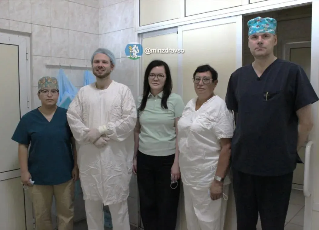 У спортсмена во время тренировки внезапно возникла сильная боль в груди. Позже диагностировали разрыв диафрагмы размером около 10×15 см; операция прошла успешно, пациент выписан.