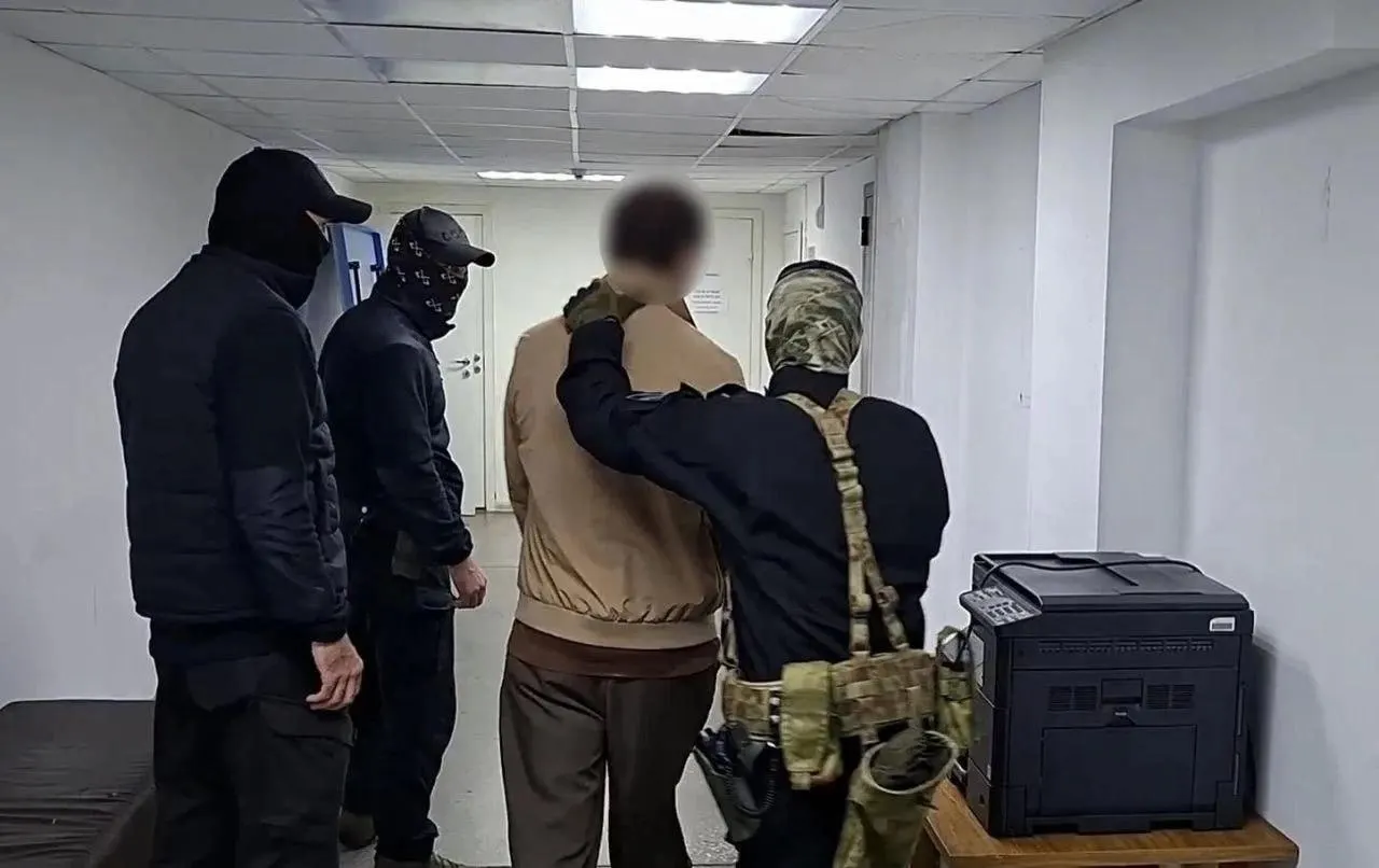 Подозреваемые в Екатеринбурге подозреваются в вымогательстве и похищении; трое участников отправлены под стражу на время следствия.