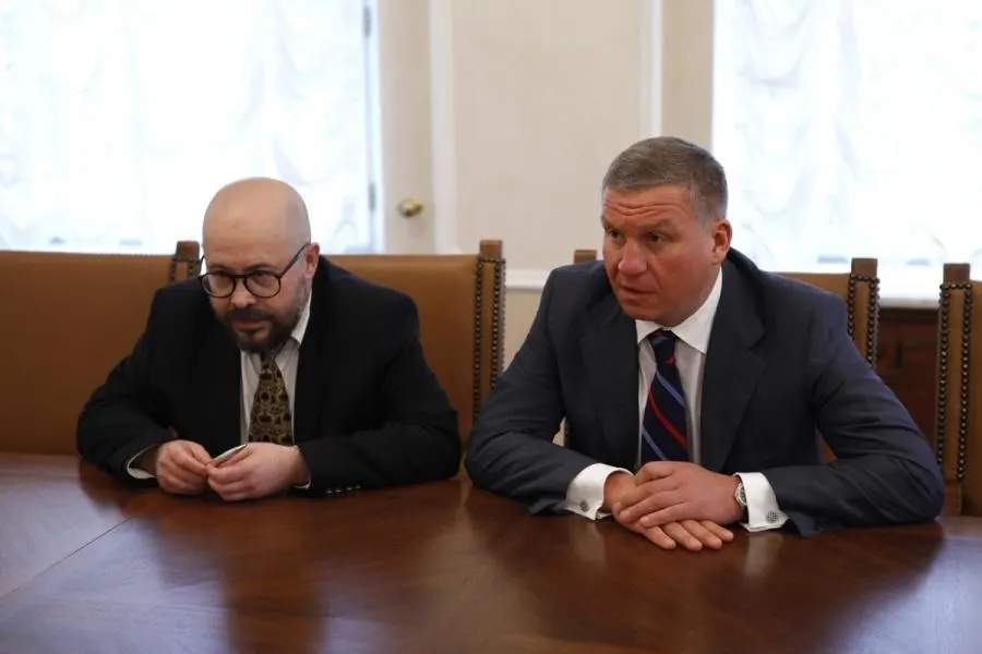 Правительство расширило перечень активов, национализированных у бизнесменов Боброва и Бикова, и запланировало их продажу через ПСБ в 2026–2027 годах; в списке оказались автодилеры и агропредприятия.