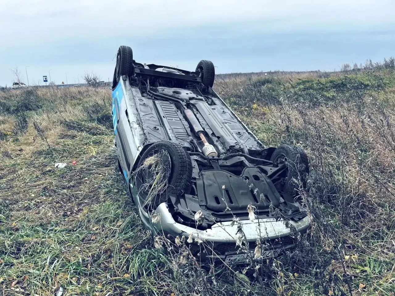 Дорожная авария произошла в Сосновском районе: водитель не справился с управлением, автомобиль улетел в кювет. Пострадали пять пассажиров; в машине обнаружено газобаллонное оборудование без документов.