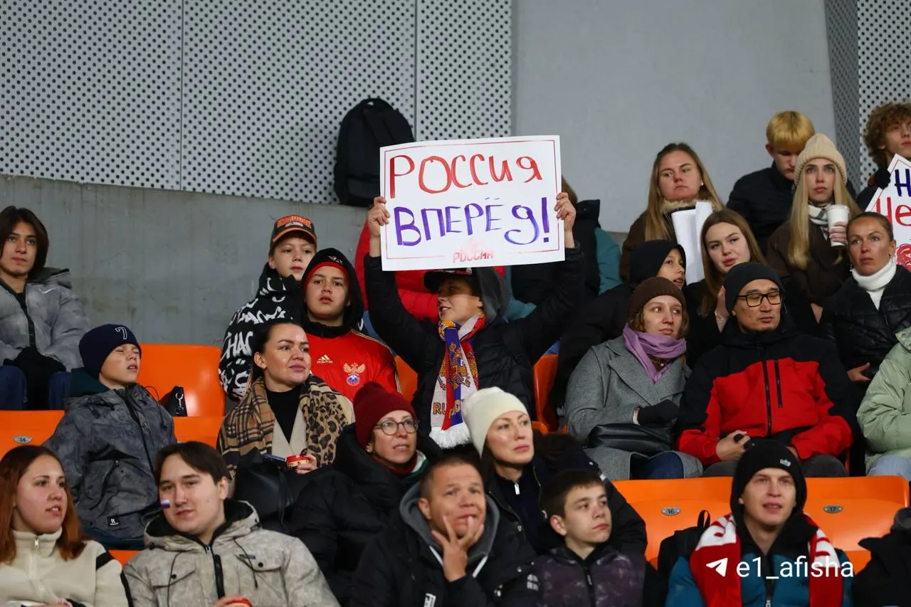 На стадионе «Екатеринбург Арена» болельщики ждут старта матча между сборными России и Намибии ⚽️