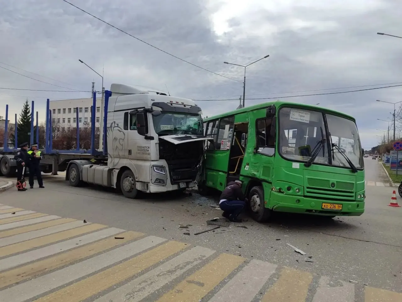 Сегодня в Красноуфимске произошло столкновение между автобусом и грузовиком. Трое пострадавших, включая ребёнка, госпитализированы.