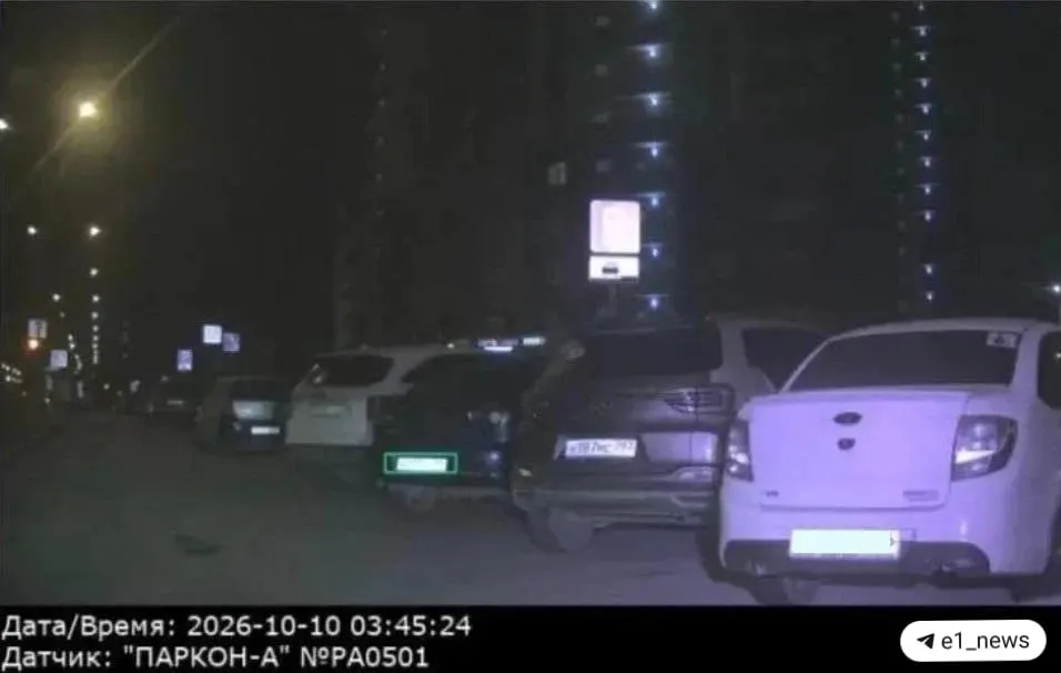 В Екатеринбурге водителей штрафуют за парковку по диагонали («ёлочку»); городские дворы и улицы попадают под новые требования.