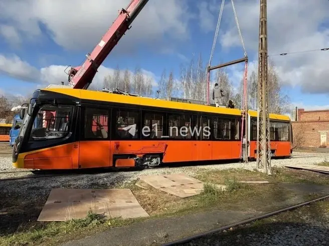В Екатеринбурге началась сборка нового низкопольного трамвая 71-640: вагон рассчитан на 185 пассажиров, 43 места для сидения. Гортранс изучает маршруты эксплуатации и перспективы закупок.