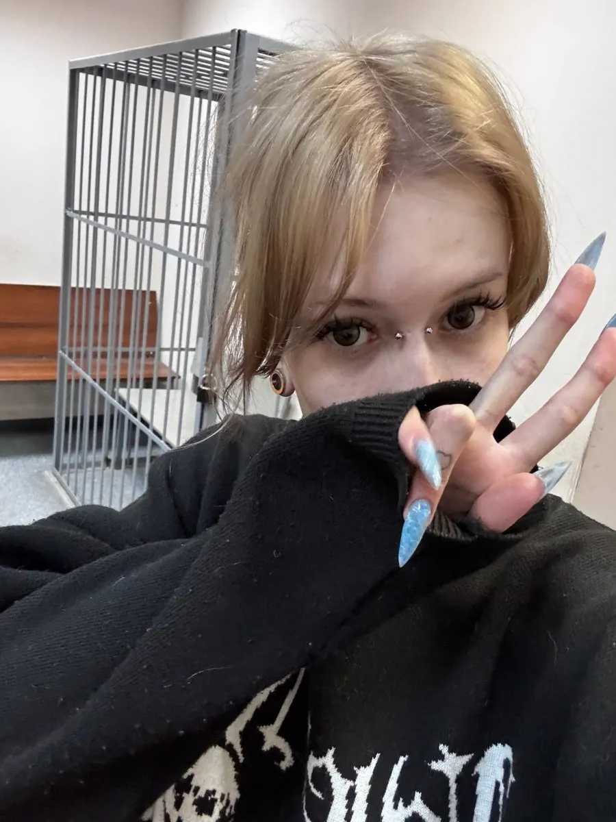 18-летняя жительница Екатеринбурга была задержана на девять суток после ролика, в котором просила людей искать пропавшую пропавшую кошку по кличке Freedom. Правоохранительные органы возбудили дело за призыв к проведению акции.